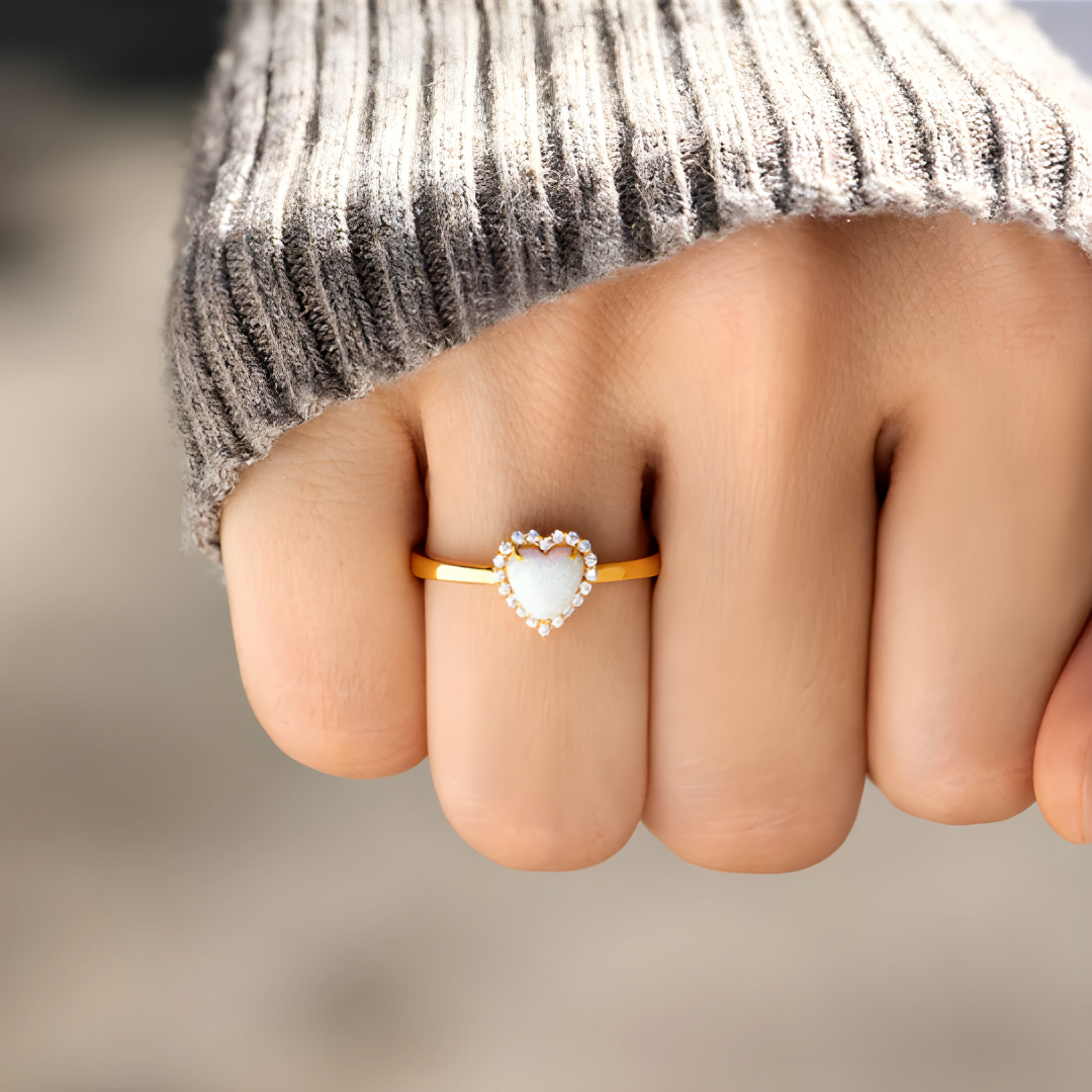 Pierścionek z opalem w kształcie serca