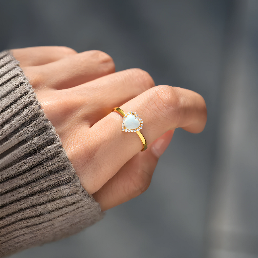 Pierścionek z opalem w kształcie serca